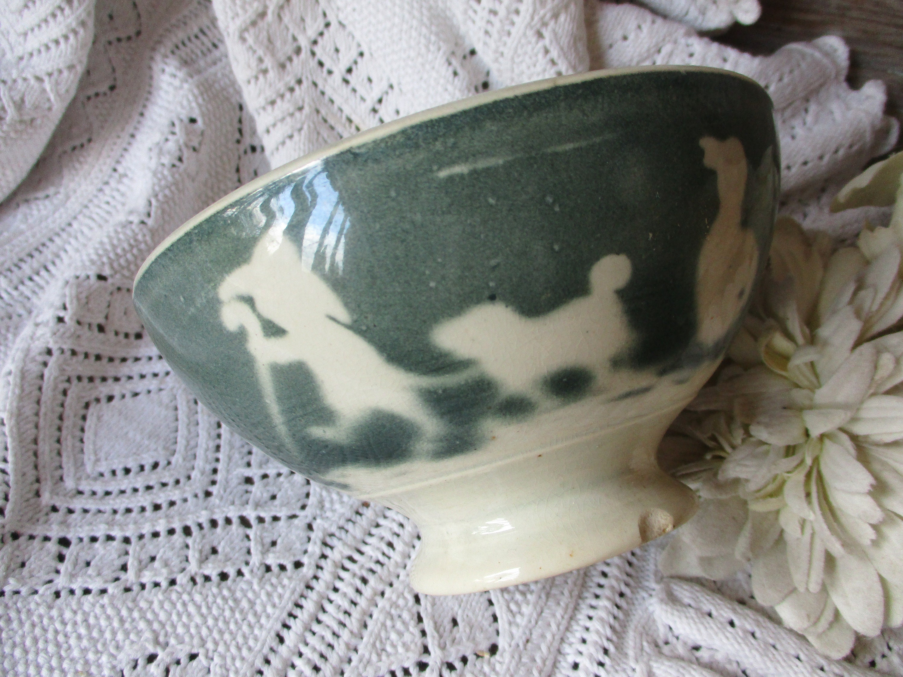 Rare Antique Cafe Au Lait Français Bowl Paysan Modèle. Signé Castres . Fond Vert.