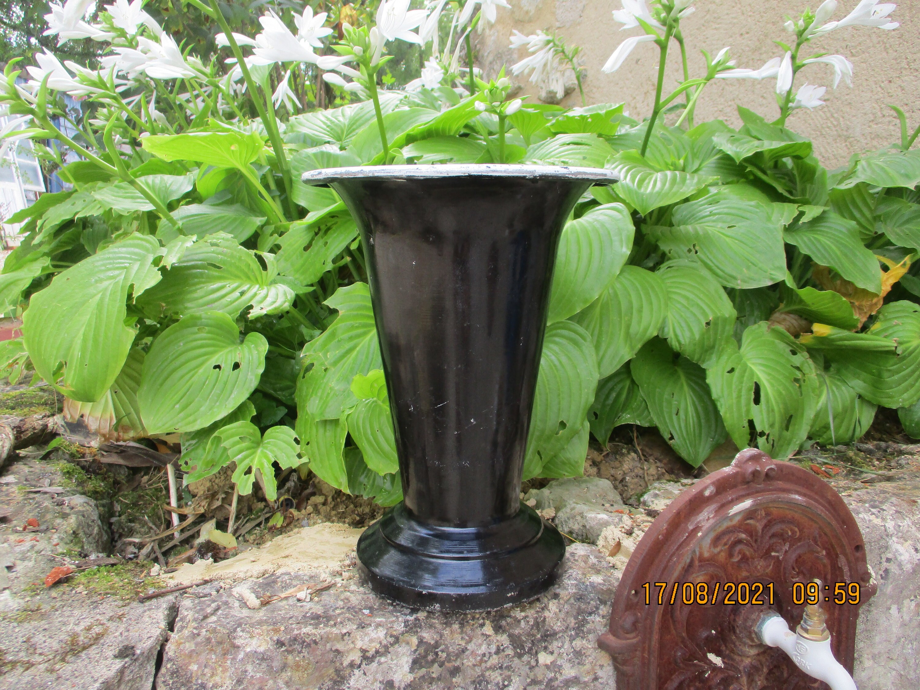 Superbe Français Vases Fleuristes Mid Century Weighted Base en Peinture Noire Métal. Miteux.