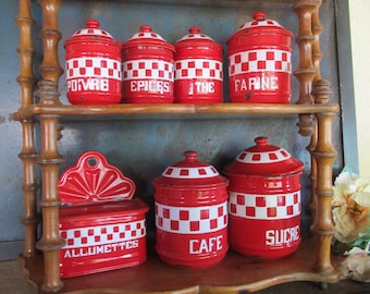 Ensemble de 6 pots en émail français vintage et motif LUSTUCRU en damier blanc rouge. Cuisine de ferme de campagne vers 1940