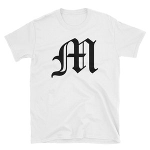 Old English Letter M camiseta blanca o gris