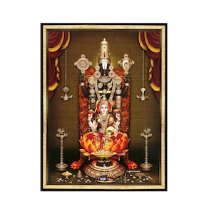 Puede incluir: Una impresión religiosa enmarcada que representa a una deidad hindú con la cara negra y una corona dorada, sentada sobre una flor de loto. La deidad está rodeada de decoraciones ornamentadas y un halo dorado.