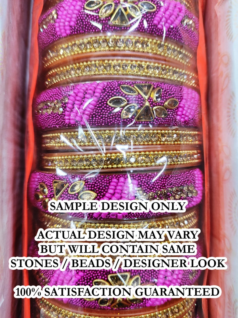 Puede incluir: Un conjunto de brazaletes de color rosa y dorado con piedras y cuentas decorativas. Los brazaletes est&aacute;n apilados y se muestran en una caja. El texto en la caja dice "SAMPLE DESIGN ONLY ACTUAL DESIGN MAY VARY BUT WILL CONTAIN SAME STONES/BEADS/DESIGNER LOOK 100% SATISFACTION GUARANTEED".