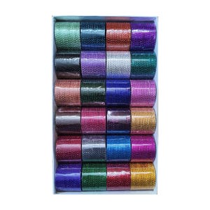 Puede incluir: Una caja llena de pilas de pulseras coloridas. Las pulseras son de varios colores, incluyendo verde, azul, morado, rojo y dorado. Las pulseras están hechas de un material brillante y están dispuestas ordenadamente en filas dentro de la caja. La caja es blanca.