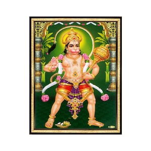 Puede incluir: Una ilustración colorida de la deidad hindú Hanuman, representada con una cara roja, una corona dorada y un taparrabos amarillo y rojo. Él sostiene una maza en su mano derecha y está de pie en una pose dinámica con su mano izquierda levantada en un gesto de bendición. El fondo es un paisaje verde con palmeras y flores.