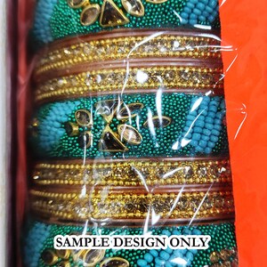 Puede incluir: Un conjunto de brazaletes verdes y dorados con piedras y cuentas decorativas. Los brazaletes est&aacute;n empaquetados en una bolsa de pl&aacute;stico transparente. El texto en la bolsa dice: "SAMPLE DESIGN ONLY ACTUAL DESIGN MAY VARY BUT WILL CONTAIN SAME STONES/BEADS/DESIGNER LOOK 100% SATISFACTION GUARANTEED"