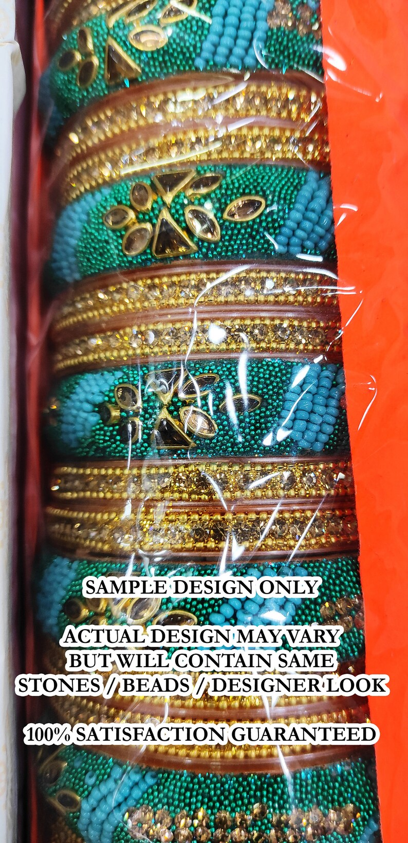 Puede incluir: Un conjunto de brazaletes verdes y dorados con piedras y cuentas decorativas. Los brazaletes est&aacute;n empaquetados en una bolsa de pl&aacute;stico transparente. El texto en la bolsa dice: "SAMPLE DESIGN ONLY ACTUAL DESIGN MAY VARY BUT WILL CONTAIN SAME STONES/BEADS/DESIGNER LOOK 100% SATISFACTION GUARANTEED"