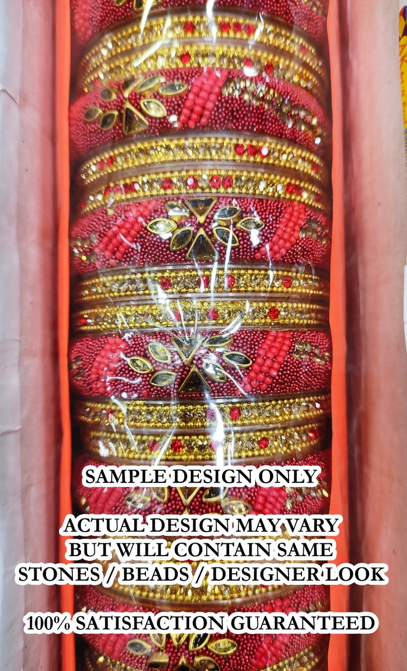 Puede incluir: Un conjunto de brazaletes rojos y dorados con dise&ntilde;os intrincados y adornos. Los brazaletes est&aacute;n envueltos en pl&aacute;stico y tienen una etiqueta que indica que es solo un dise&ntilde;o de muestra. El texto de la etiqueta dice: "SAMPLE DESIGN ONLY ACTUAL DESIGN MAY VARY BUT WILL CONTAIN SAME STONES/BEADS/DESIGNER LOOK 100% SATISFACTION GUARANTEED"