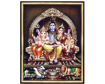 Puede incluir: Una impresión religiosa enmarcada que representa a una deidad hindú, Shiva, sentado con su consorte Parvati y su hijo Ganesha. La familia está rodeada de pavos reales, un toro y un león. La impresión está sobre un fondo marrón oscuro y presenta intrincados detalles dorados.