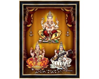 Puede incluir: Una impresión enmarcada de tres deidades hindúes: Ganesha, Lakshmi y Saraswati. Ganesha está sentado en una flor de loto y sostiene un dulce, un modak, en su trompa. Lakshmi está sentada en una flor de loto y sostiene una olla de monedas de oro. Saraswati está sentada en una flor de loto y sostiene una vina, un instrumento musical de cuerda.