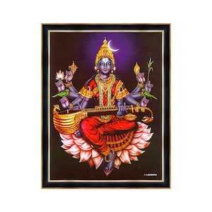 Puede incluir: Una pintura colorida de una diosa hindú tocando un instrumento de cuerda. Tiene múltiples brazos y está sentada sobre una flor de loto. El fondo es azul oscuro con una luna creciente.