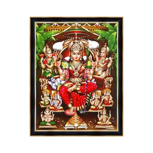 Puede incluir: Una impresión religiosa hindú colorida que presenta una deidad sentada en un trono rodeada de otras figuras. La deidad está adornada con ropa y joyas rojas y doradas. La impresión está enmarcada en un marco negro y dorado.