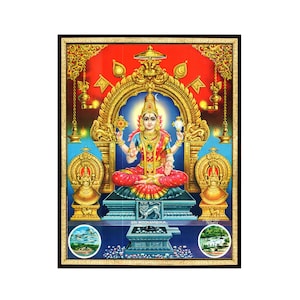 Könnte beinhalten: Ein gerahmtes Bild einer hinduistischen Gottheit, Sri Mookambika, die auf einem Thron mit rotem Hintergrund sitzt. Die Gottheit ist mit einer goldenen Krone und Schmuck dargestellt und trägt eine rot-weiße Robe. Das Bild ist von einem goldenen Rahmen umgeben.