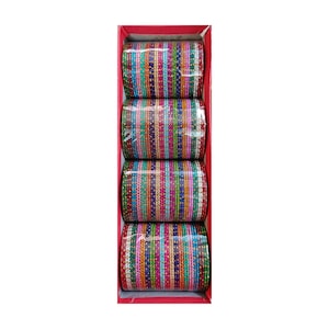 Peut inclure: Un ensemble de bracelets en verre colorés dans une boîte rouge. Les bracelets sont empilés en quatre rangées et ont une finition scintillante.