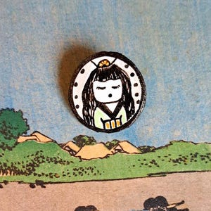 Broche "Kokeshi 2" badge dessin upcycling carton artisanat fait main art pins