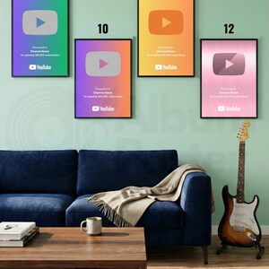 Puede incluir: Cuatro premios YouTube Play Button enmarcados con fondos degradados, numerados 09, 10, 11 y 12. Cada uno presenta el logotipo de YouTube y texto. Un sof&aacute; azul, una mesa de centro de madera y una guitarra est&aacute;n en la habitaci&oacute;n.