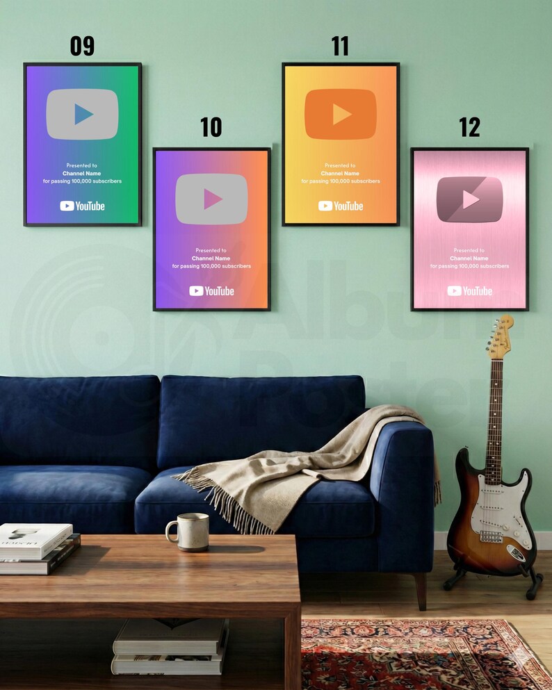 Puede incluir: Cuatro premios YouTube Play Button enmarcados con fondos degradados, numerados 09, 10, 11 y 12. Cada uno presenta el logotipo de YouTube y texto. Un sof&aacute; azul, una mesa de centro de madera y una guitarra est&aacute;n en la habitaci&oacute;n.