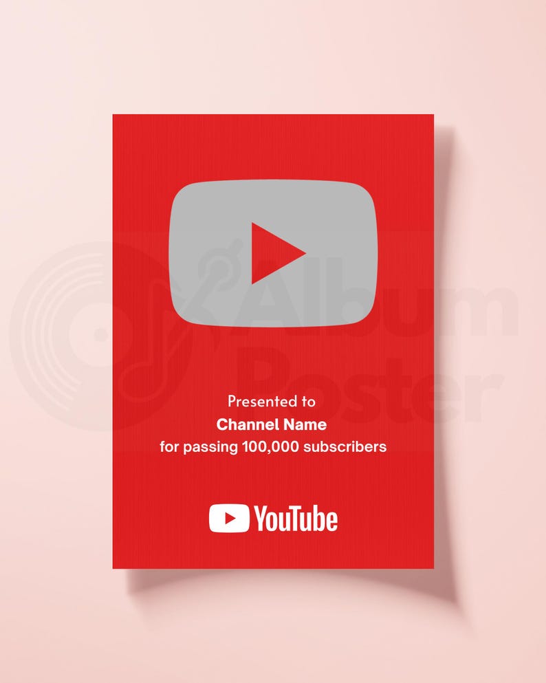 Puede incluir: Un premio de bot&oacute;n de reproducci&oacute;n de YouTube rojo con un icono de bot&oacute;n de reproducci&oacute;n gris y un logotipo de YouTube blanco. El texto dice "Presentado a Channel Name por superar los 100.000 suscriptores."