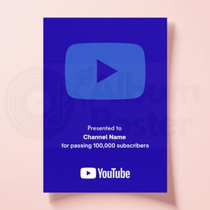 Puede incluir: Un premio YouTube Play Button azul por 100.000 suscriptores. El premio presenta el logotipo de YouTube y el texto "Presented to Channel Name for passing 100,000 subscribers."