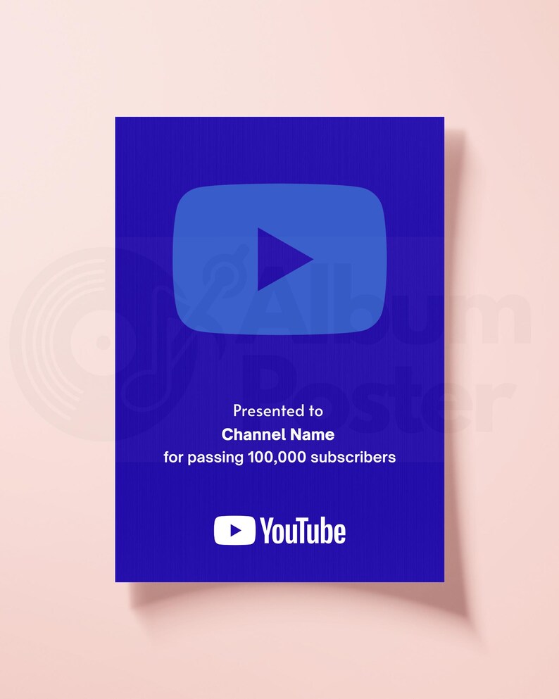 Puede incluir: Un premio YouTube Play Button azul por 100.000 suscriptores. El premio presenta el logotipo de YouTube y el texto "Presented to Channel Name for passing 100,000 subscribers."