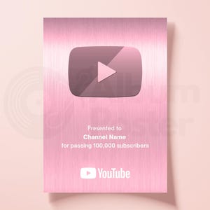 Puede incluir: Un premio YouTube Play Button rosa sobre un fondo rosa claro. El premio presenta el logotipo de YouTube y el texto "Presentado a Nombre del canal por superar los 100.000 suscriptores."
