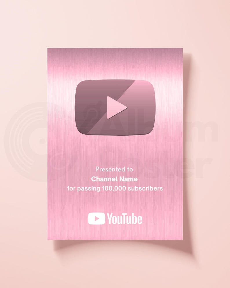 Puede incluir: Un premio YouTube Play Button rosa sobre un fondo rosa claro. El premio presenta el logotipo de YouTube y el texto "Presentado a Nombre del canal por superar los 100.000 suscriptores."