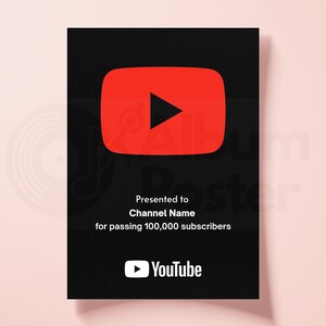 Puede incluir: Placa negra con el logotipo rojo del bot&oacute;n de reproducci&oacute;n de YouTube. El texto dice: "Presentado a Nombre del canal por superar los 100.000 suscriptores." El logotipo de YouTube est&aacute; en la parte inferior.