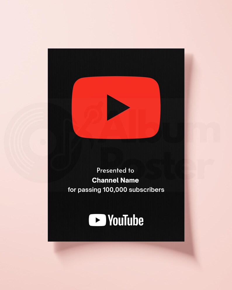 Puede incluir: Placa negra con el logotipo rojo del bot&oacute;n de reproducci&oacute;n de YouTube. El texto dice: "Presentado a Nombre del canal por superar los 100.000 suscriptores." El logotipo de YouTube est&aacute; en la parte inferior.