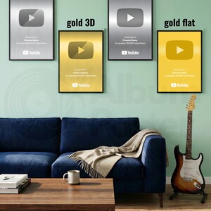 Puede incluir: Cuatro premios de bot&oacute;n de reproducci&oacute;n de YouTube enmarcados en plata y oro, etiquetados como "silver 3D", "gold 3D", "silver flat" y "gold flat". Cada uno presenta un logotipo de bot&oacute;n de reproducci&oacute;n y texto. Un sof&aacute; azul, una mesa de centro y una guitarra est&aacute;n en la habitaci&oacute;n.
