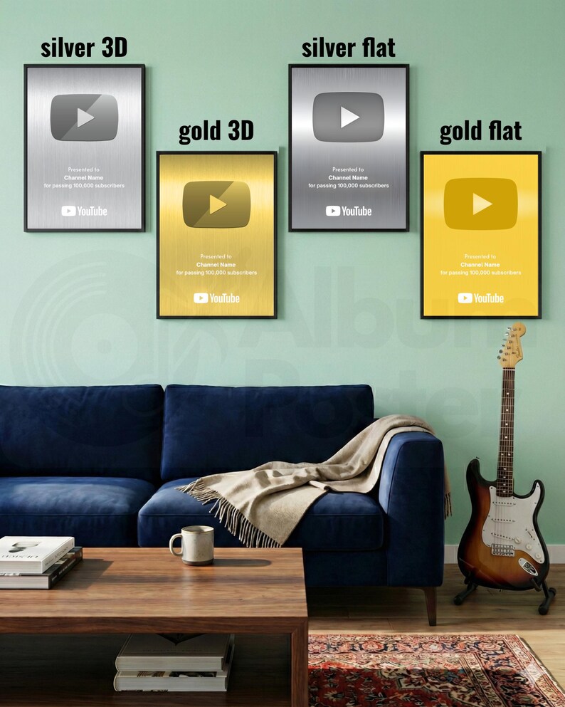 Puede incluir: Cuatro premios de bot&oacute;n de reproducci&oacute;n de YouTube enmarcados en plata y oro, etiquetados como "silver 3D", "gold 3D", "silver flat" y "gold flat". Cada uno presenta un logotipo de bot&oacute;n de reproducci&oacute;n y texto. Un sof&aacute; azul, una mesa de centro y una guitarra est&aacute;n en la habitaci&oacute;n.