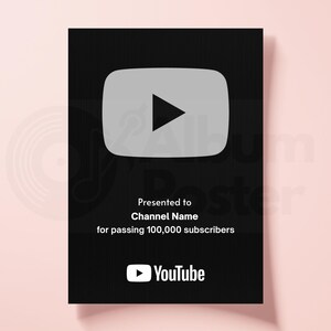 Puede incluir: Un premio YouTube Play Button negro con un icono de bot&oacute;n de reproducci&oacute;n gris y el logotipo de YouTube. El texto dice: "Presentado a Channel Name por superar los 100.000 suscriptores."