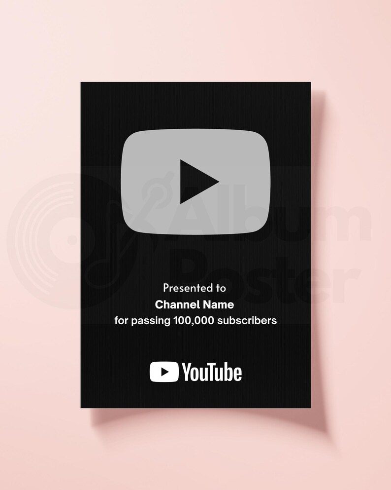Puede incluir: Un premio YouTube Play Button negro con un icono de bot&oacute;n de reproducci&oacute;n gris y el logotipo de YouTube. El texto dice: "Presentado a Channel Name por superar los 100.000 suscriptores."