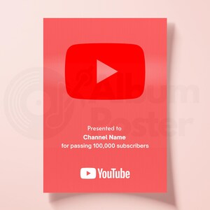 Puede incluir: Placa de premio YouTube Play Button roja. La placa presenta el logotipo de YouTube y el texto "Presentado a Channel Name por superar los 100.000 suscriptores."