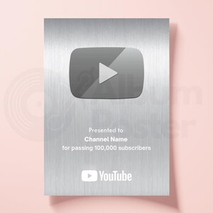 Puede incluir: Un premio plateado de YouTube Play Button con un icono gris de bot&oacute;n de reproducci&oacute;n. El texto dice "Presented to Channel Name for passing 100,000 subscribers" y el logotipo de YouTube est&aacute; en la parte inferior. El premio est&aacute; sobre un fondo rosa.