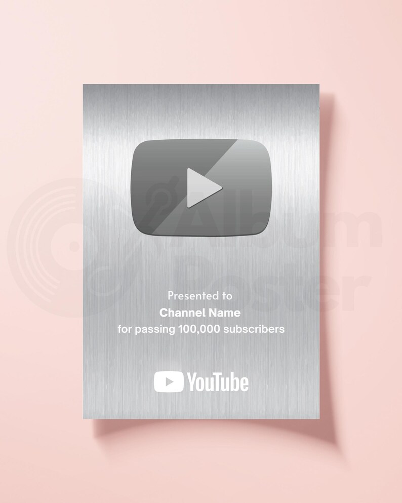 Puede incluir: Un premio plateado de YouTube Play Button con un icono gris de bot&oacute;n de reproducci&oacute;n. El texto dice "Presented to Channel Name for passing 100,000 subscribers" y el logotipo de YouTube est&aacute; en la parte inferior. El premio est&aacute; sobre un fondo rosa.