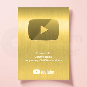 Puede incluir: Un premio YouTube Play Button dorado con un logotipo de bot&oacute;n de reproducci&oacute;n. El premio dice "Presented to Channel Name for passing 100,000 subscribers" y presenta el logotipo de YouTube.