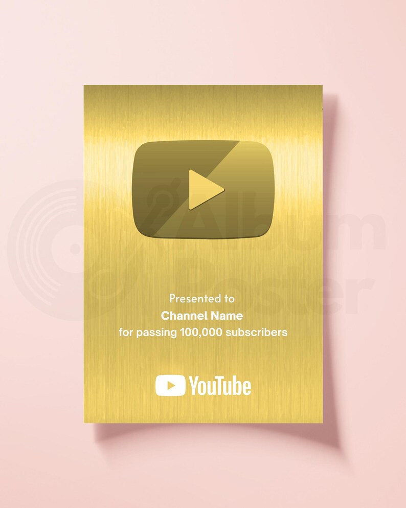 Puede incluir: Un premio YouTube Play Button dorado con un logotipo de bot&oacute;n de reproducci&oacute;n. El premio dice "Presented to Channel Name for passing 100,000 subscribers" y presenta el logotipo de YouTube.