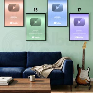 Puede incluir: Cuatro premios YouTube Play Button enmarcados en tonos cobre, verde, azul y morado cuelgan de una pared verde claro. Cada premio presenta un logotipo de bot&oacute;n de reproducci&oacute;n y texto. Un sof&aacute; azul, una mesa de centro de madera y una guitarra est&aacute;n en la habitaci&oacute;n.