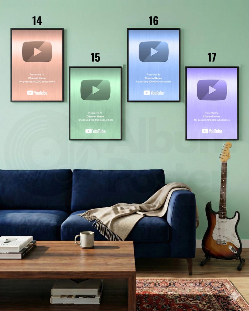 Puede incluir: Cuatro premios YouTube Play Button enmarcados en tonos cobre, verde, azul y morado cuelgan de una pared verde claro. Cada premio presenta un logotipo de bot&oacute;n de reproducci&oacute;n y texto. Un sof&aacute; azul, una mesa de centro de madera y una guitarra est&aacute;n en la habitaci&oacute;n.