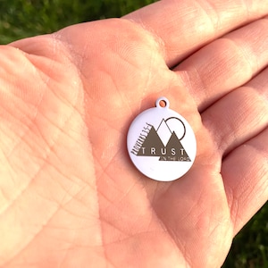 2022 youth- ‘Trust in the lord’ mountain charm