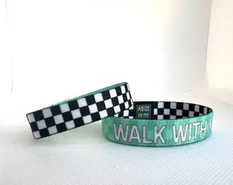 Pulsera elástica reversible – Tema juvenil 2026 «Camina conmigo» -2 tallas-