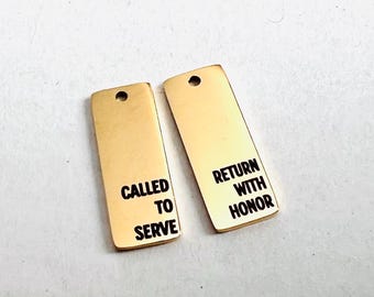 Collar de doble cara con rectángulo dorado “Llamado a servir” y “Regresar con honor”