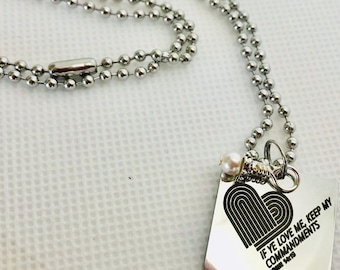 Collar temático 2019 con perla - diseño cuadrado