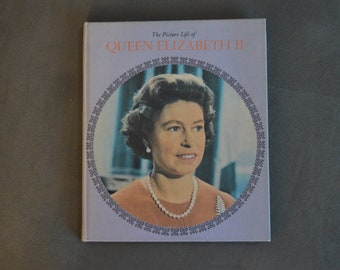 Picture Life // Queen Elizabeth // England // Prince William // Prince Harry // Prince Charles // Vintage // Book // Watts // Queens