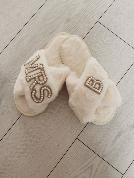 Initial slippers best sale