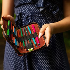 Leren etui met ritssluiting, etui met naam, leren etui met monogram, etui met ritssluiting, etui met sleuven