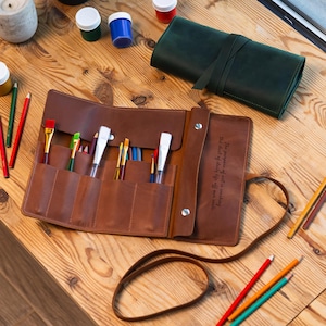 Leder Künstlerrolle, Federmäppchen aus Leder, Lederstifterolle personalisiert, Pinselrolle aus Leder, Künstlergeschenk für sie