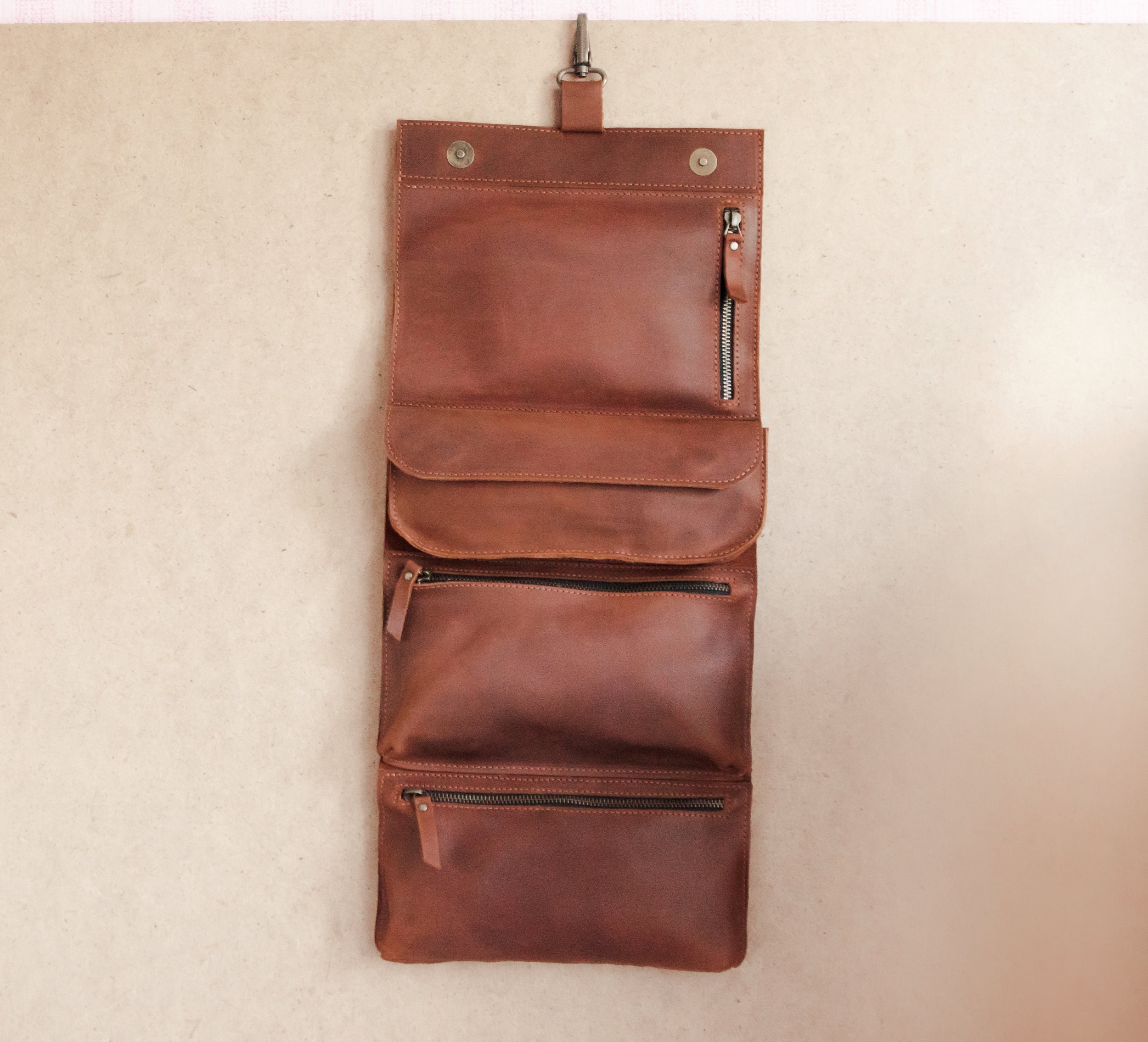 Shop Hanging Roll-Up Makeup Bag / Toiletry Ki – Luggage Factory
