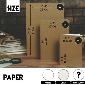 Puede incluir: Tres cuadernos marrones de diferentes tama&ntilde;os, etiquetados como A4, A5 y A6, con medidas en pulgadas y cent&iacute;metros. Los cuadernos est&aacute;n sobre una superficie de madera. Debajo de los cuadernos, hay tres muestras de papel: blanco, rayado y de cualquier color.