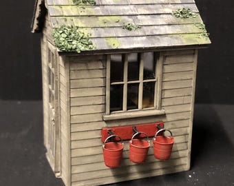 Signal Frame Ground Hut with fire buckets and glazing - 7mm/O-16.5