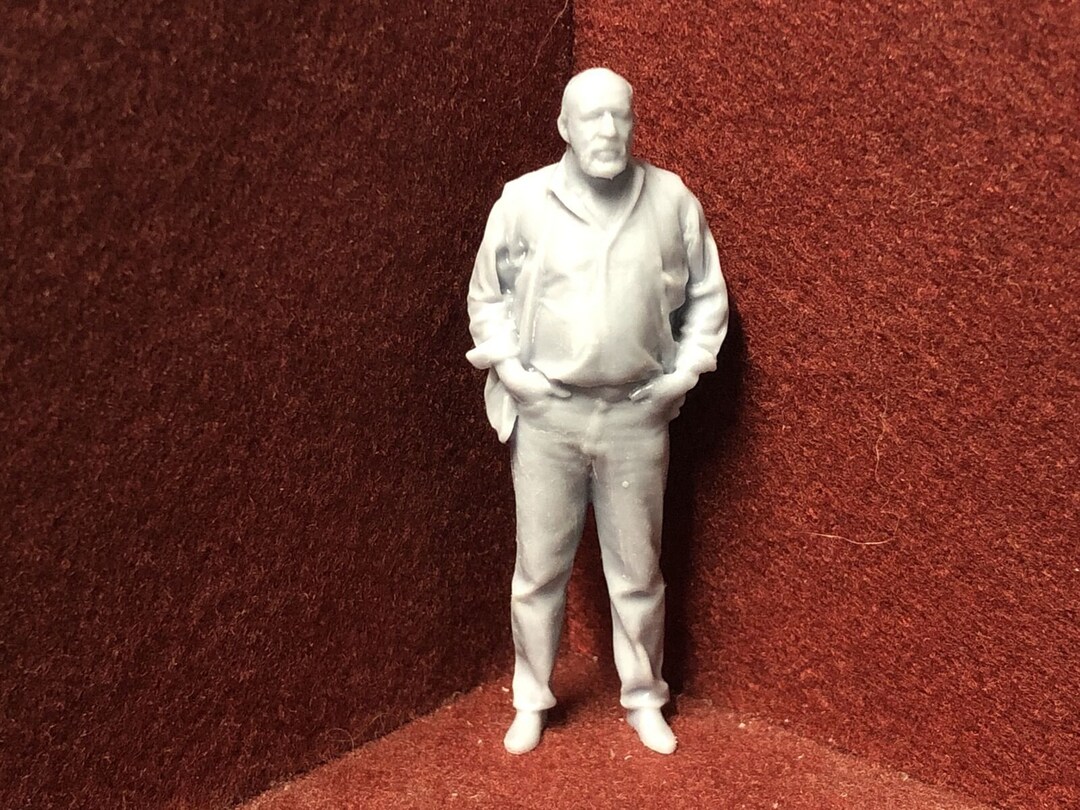 G-Scale Unpainted Resin Figure With Shovel – 3D Scan Of Real Person (MD089) – 1:22.5